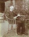 Alfred Dreyfus dans son jardin (vers 1908)
